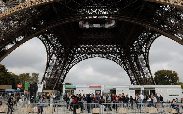 prix et tarifs de la tour eiffel - file d'attente au guichet